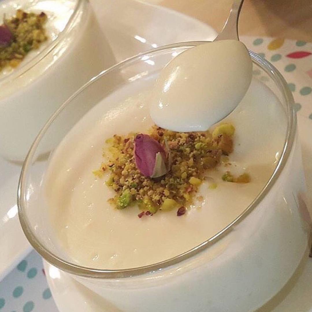 مهلبية كريمية عالطريقة التركية
.
.
بحط لتر حليب بطنجرة وبضيف عليه نص كوب طحين و