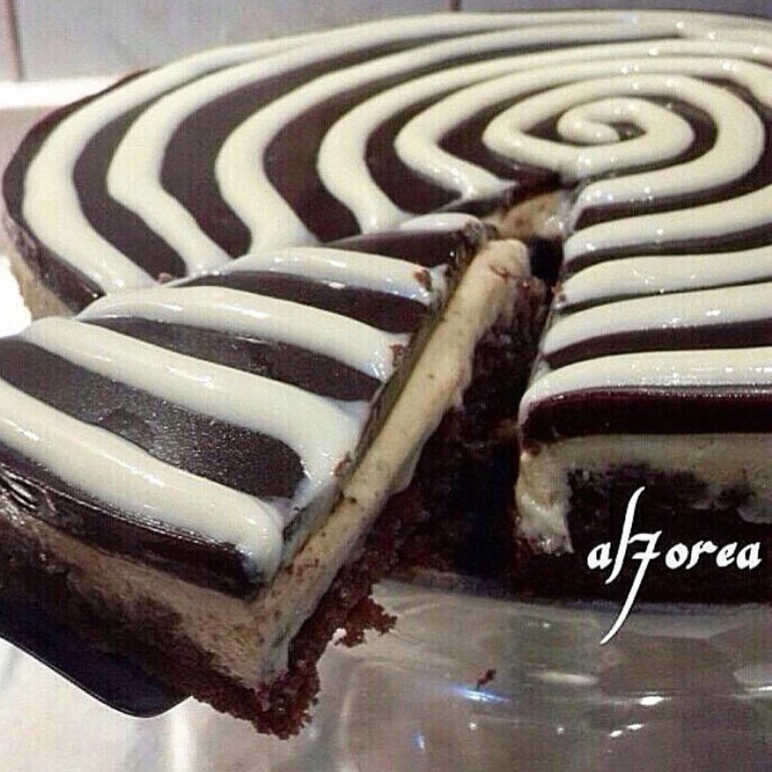 شيز كيك الدوامه ..
الطبقه الاولى ..
كيك بتي كروكر بالشكولاته مخبوز بالطريقه الع