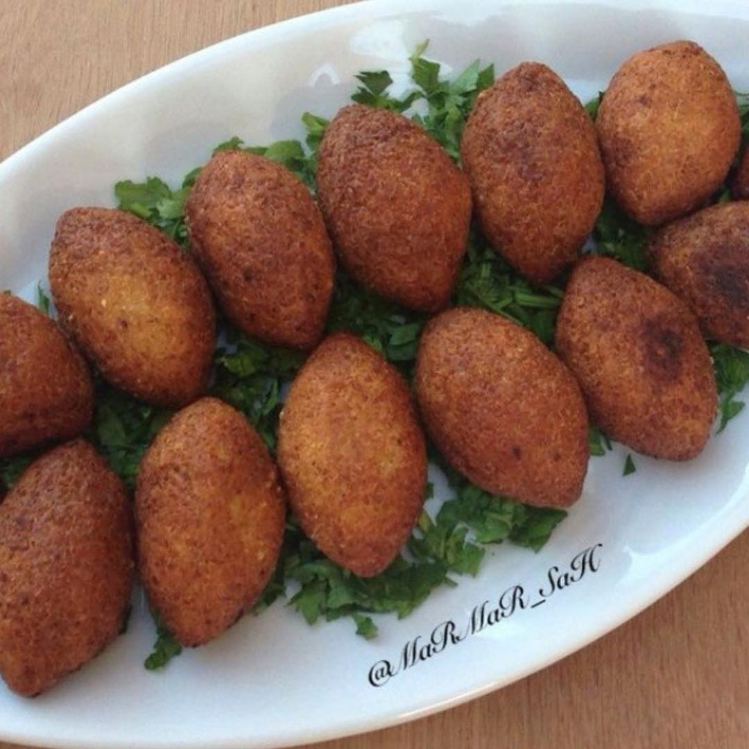 الكبه بطريقه لذييذه ومضبووووطه
.
.في قدر نحط برغل ناعم ونرش عليه ملح وننقعه ب