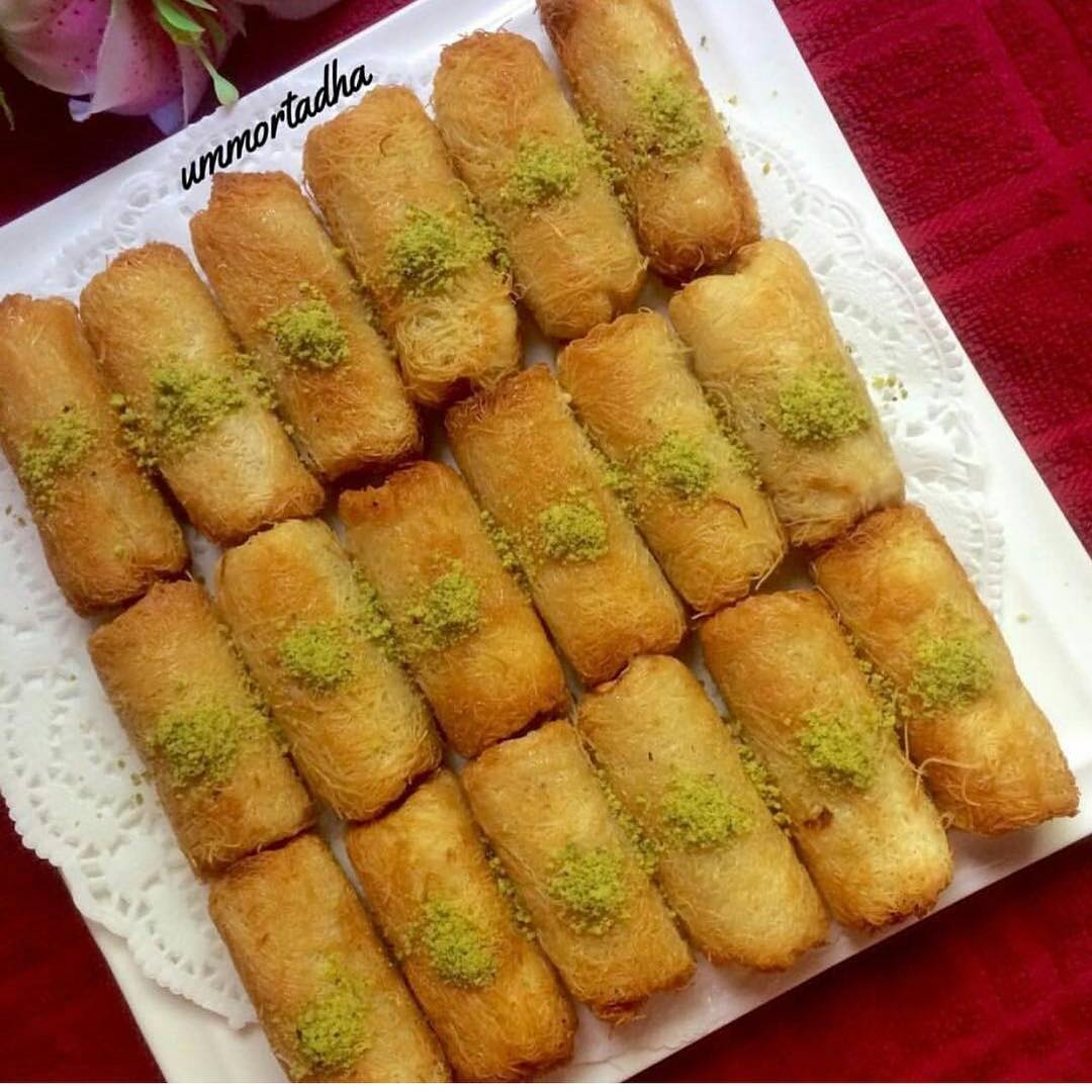 اصابع الكنافه
عجينه كنافه نقطعها طوليا
ونذوب ٢٠٠جرام زبده او سمن
ونضيفه على