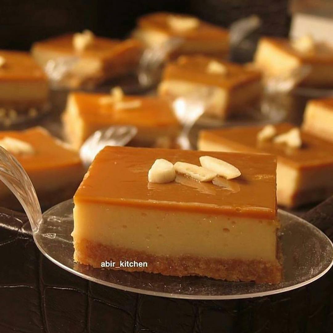 حلى الكريمه .
.
كوب ونص بسكويت مطحون يضاف له
ربع كوب زبده (واذا مااتماسك معكم