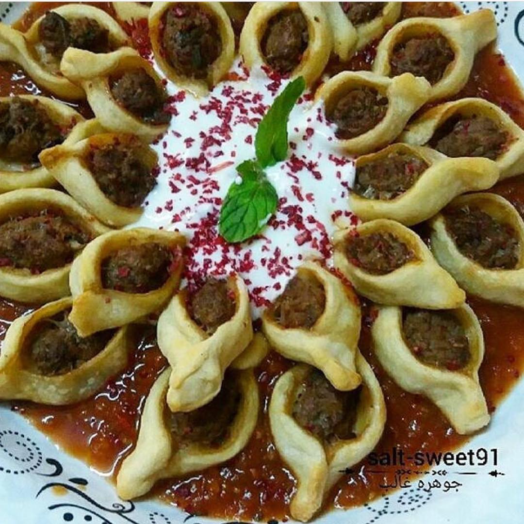 المانتي الارمني
.
.
العجين:-
كوب دقيق ، ربع ملعقه صغيره ملح ، 2ملعقة طعاام زيت ز
