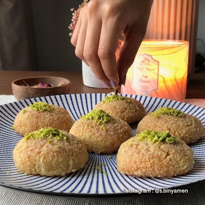 ..
-
مساء النور ياحلوين ..
اليوم جبت لكم وصفه ححلوه للعيد ..
بسبوسه تركيه ..
جرب