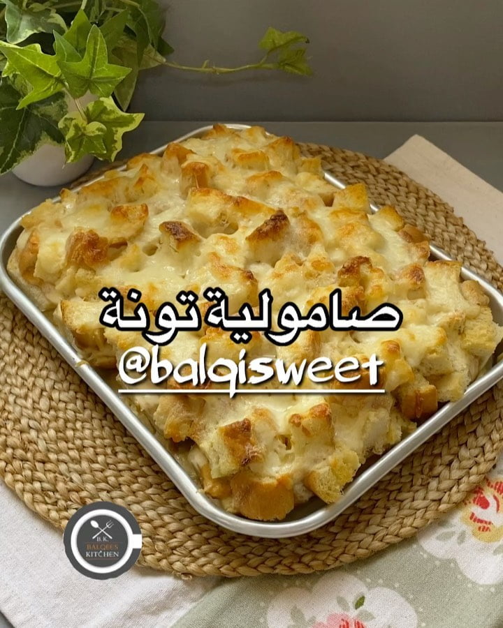 أما عن أمي فهي نقيةٌ كزهرٍ أبيض ..
مبهجةٌ كالمطر بعد الجفاف...
نادرةٌ لا يشبهها