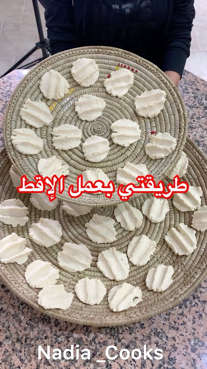 شوفو الفيديو بالتفصيل .
حليب الماعز بعد ما روبته وسويت منه اللبن وسئلت الزبده.
ط