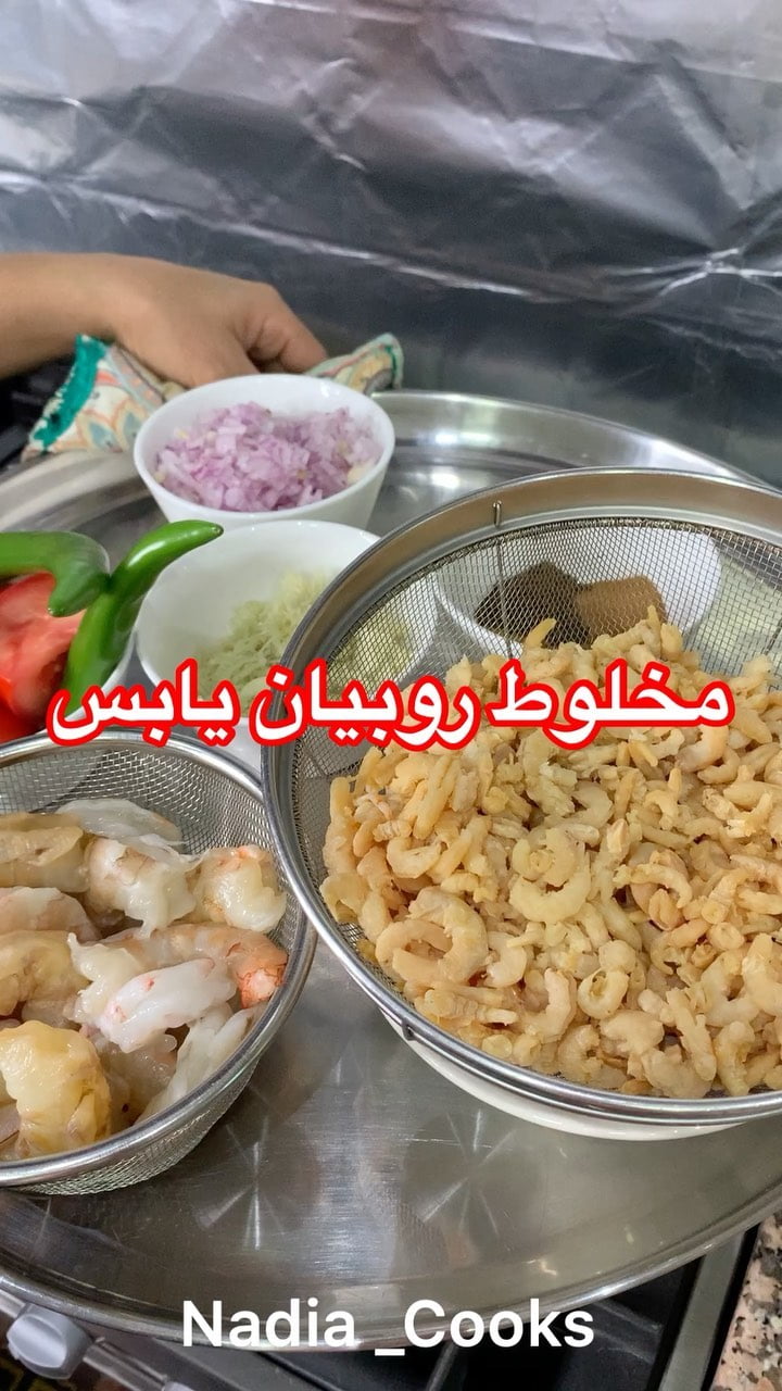 اول شي الطبخة كلها بجدر واحد...
حمست البصل بعدها الثوم والروبيان الفرش .
البهارا