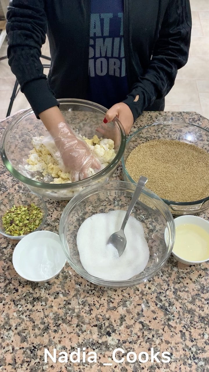 اربع اكواب طحين جميع الاستعمالات.
كوب سمنة حيواني الافضل.
استخدمت الاكواب المعيا