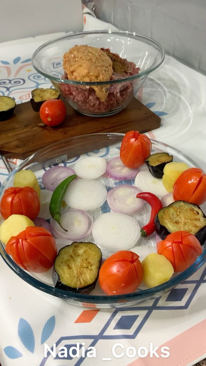 لحم غنم نص كيلو مع شحم شوي فص ثوم نص بصله ملح فلفل اسود فلفل اخضر حار .
..
شرايح