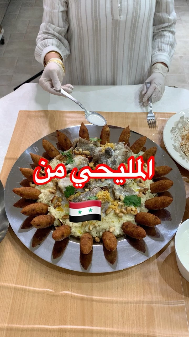 سميتها الطبخة ذات الفخامة والجمال
برغل خشن ويصير وسط .
لحم او دجاج.
لبن عيران ا