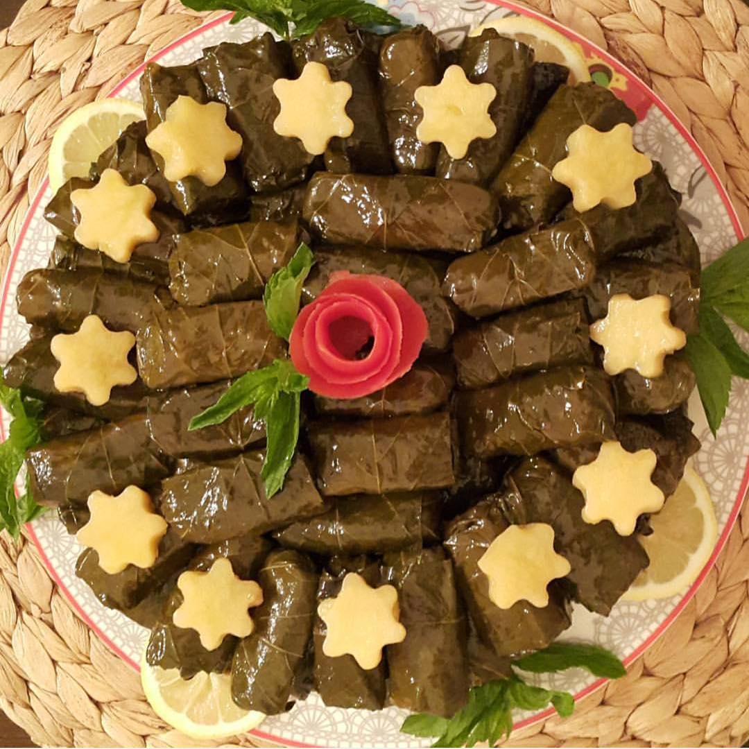 يالنجي
كاستين رز مصري مغسول ومنقوع ربع ساعة
بفرم بصلتين كبار فرم ناعم وبدبلهن