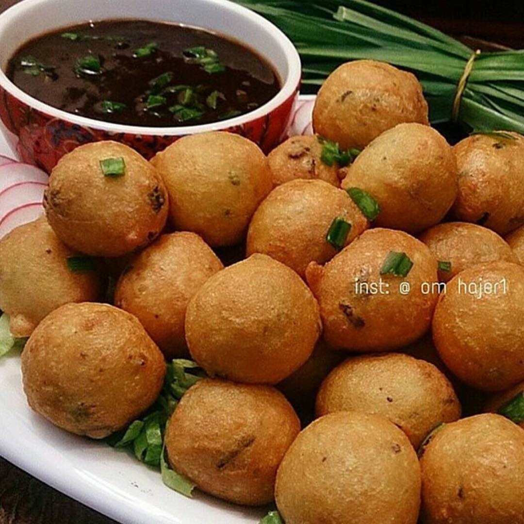 مقليه حجازيه .
.
جربوها وعطونا رايكم ...سهله جدا ولذيذه
.
.
كاسين دقيق _ ملعقه