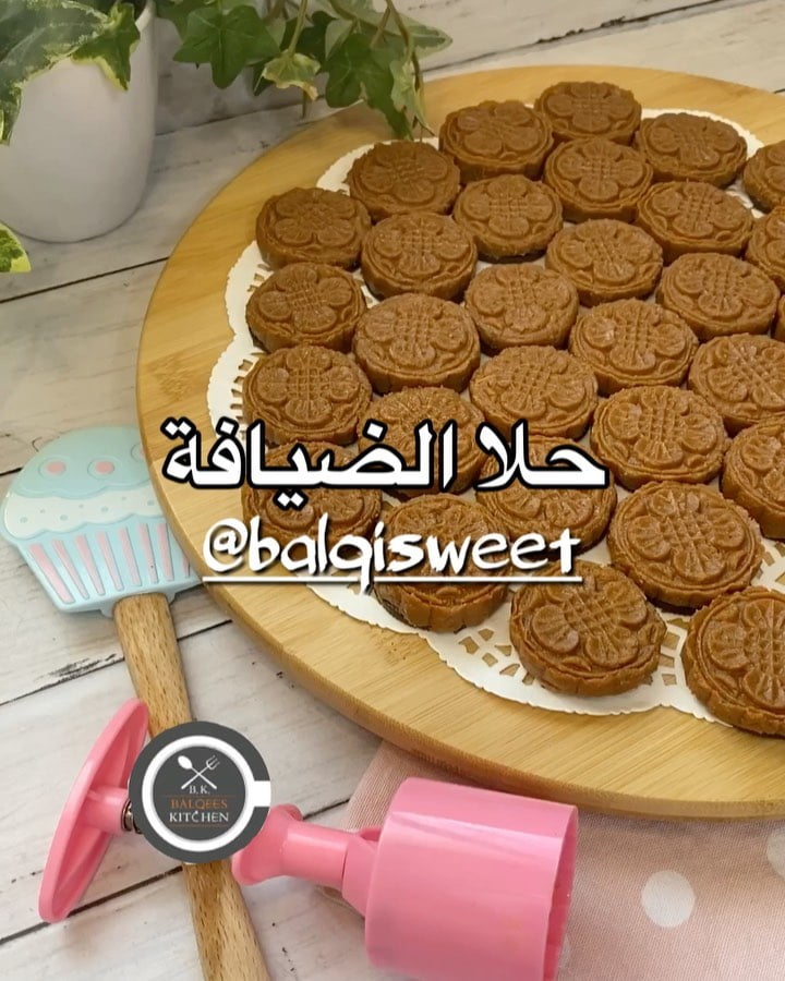 حلا الخميس
حلا الضيافة :
في طاوة عالنار كوب حليب بودرة واحس لحد مايتشقر ويصير لو