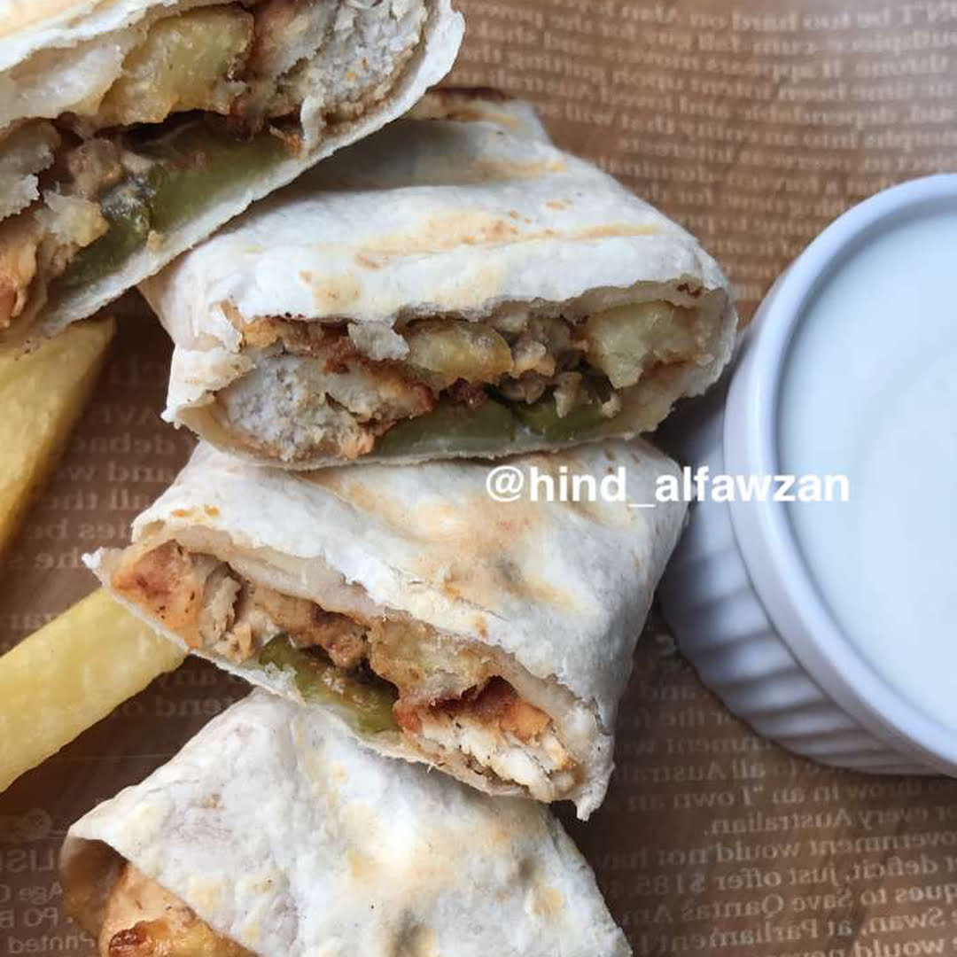 ..
.
شاورما ( عربي )
بطريقة هند الفوزان .. ~ طريقة الدجاج :
- صحن صدور دجاج ، "ي