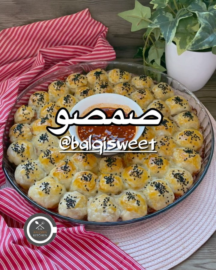 مساء الخير وبداية اسبوع جميلة مع صينيتي اللذيذة
الوصفة اسمها صمصو سهلة وتشبه ال