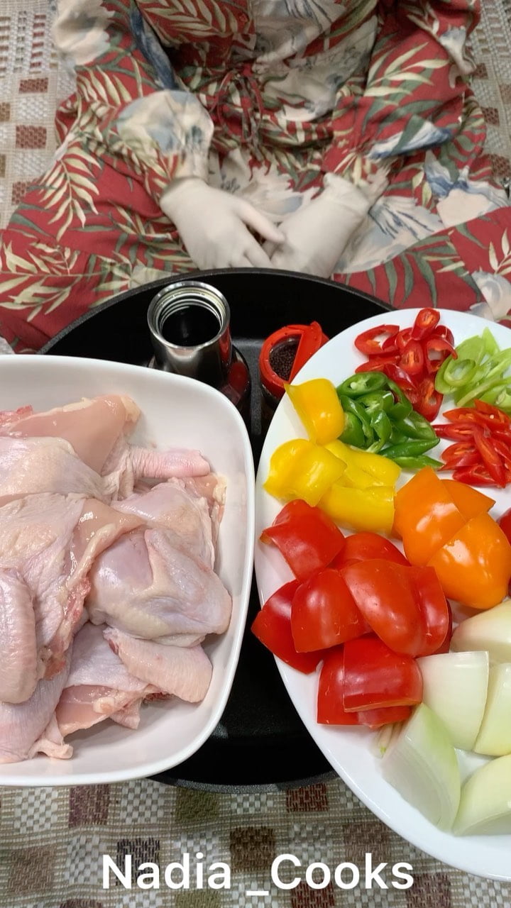 طبخة لذيذه جدا وسهلة.
اول شي زيت زيتون حبوب الخردل ورق الكاري وحمستهم.
فلفل احمر