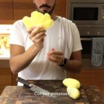 بطاط مقلي مع صلصة جبن سايح