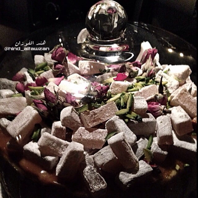 ..
.
كَعكةُ الجُبنِ ..
" غنيّة ، هَشَة ، و مخْمليةٌ "
على طَبقةٍ من البسكويت الم