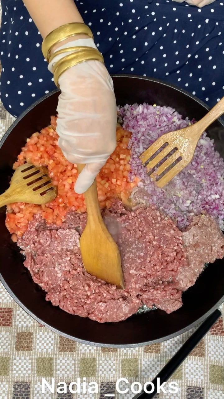 لحم مفروم وسط بصل طماطحطيت كل شي على جنب وحمست.
بعدها الثوم وحمستهم كلهم مع بع