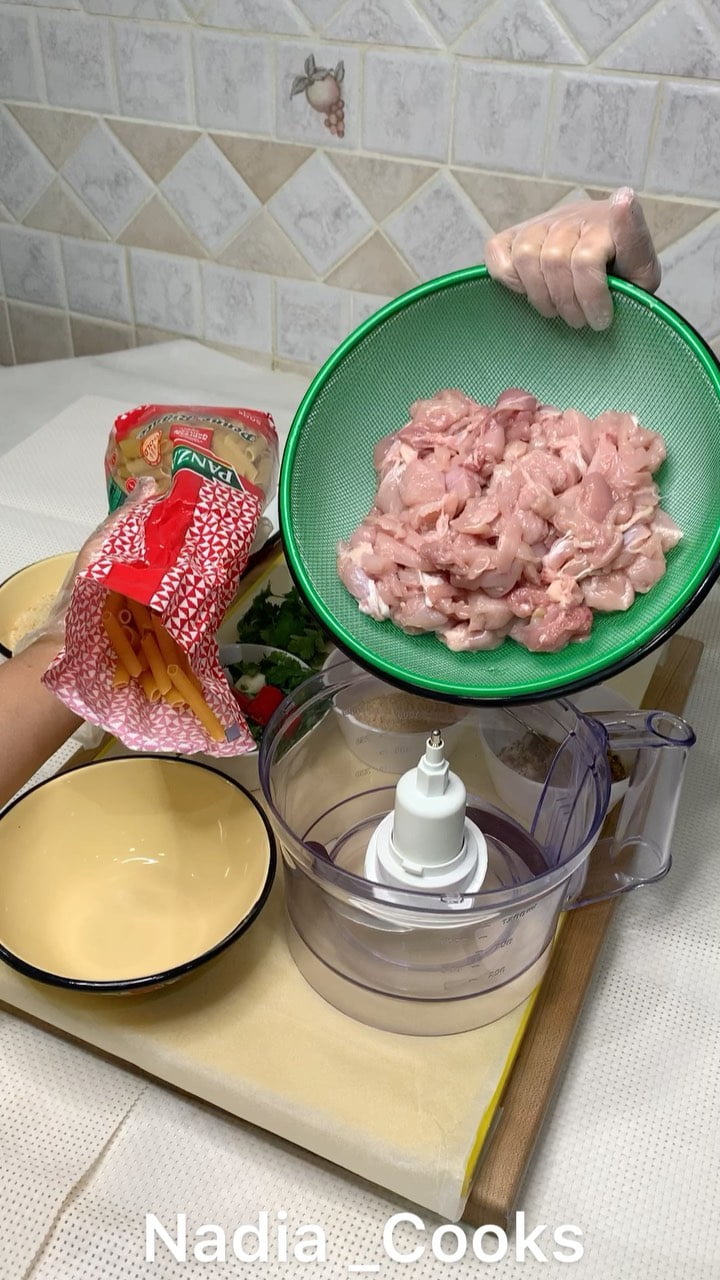 عدد دجاجه وحده نزعت الجلد عنها واخذت اللحم .
..
بمحضرة الطعام حطيت الدجاج مع فصي