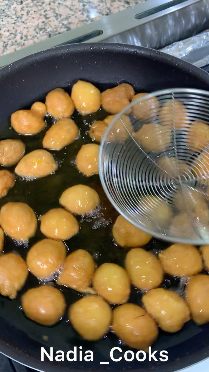 سنابي  Nadia _Cookss
..
كوبين طحين/ ملعقة شاي ملح وسكر/
ملعقة وسط خميرة / ملعقتي