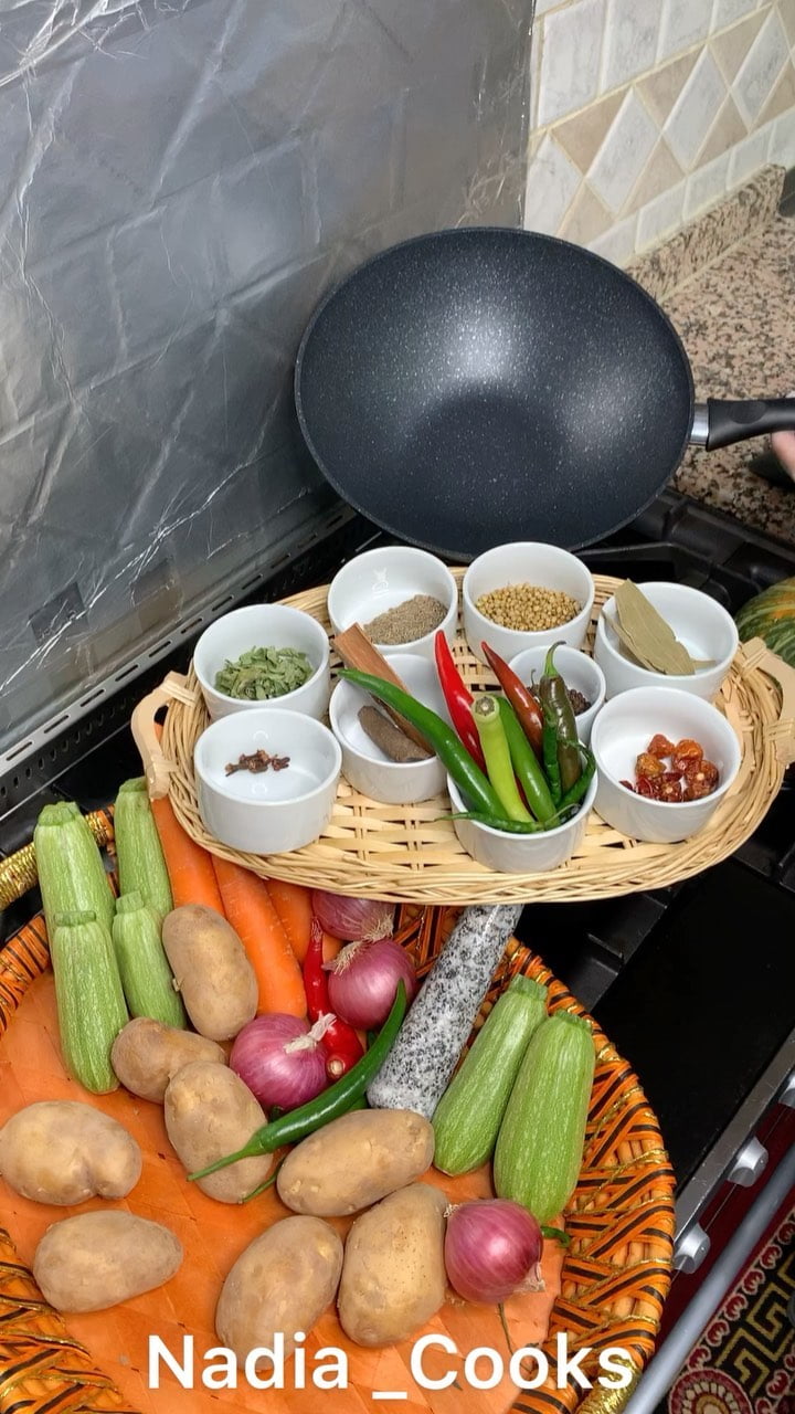 سنابي  Nadia _Cookss
..طبختي لذيذه جدا
اول شي حمست هذي البهارات الصحيحة المشكلة