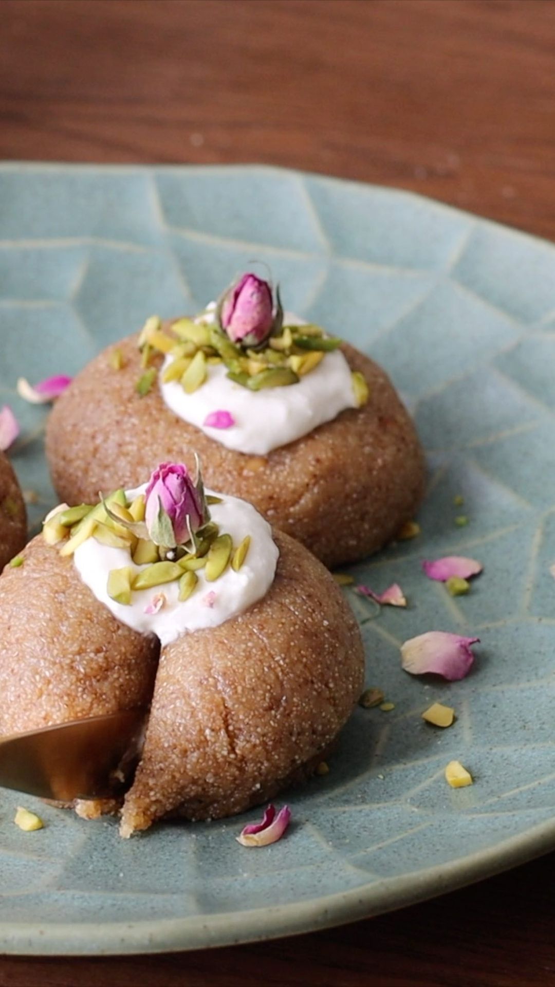وصفة اليوم تنفع لرمضان و لذيذه جداً مع القهوة العربية
حلاوة السميد محشية بقشطة