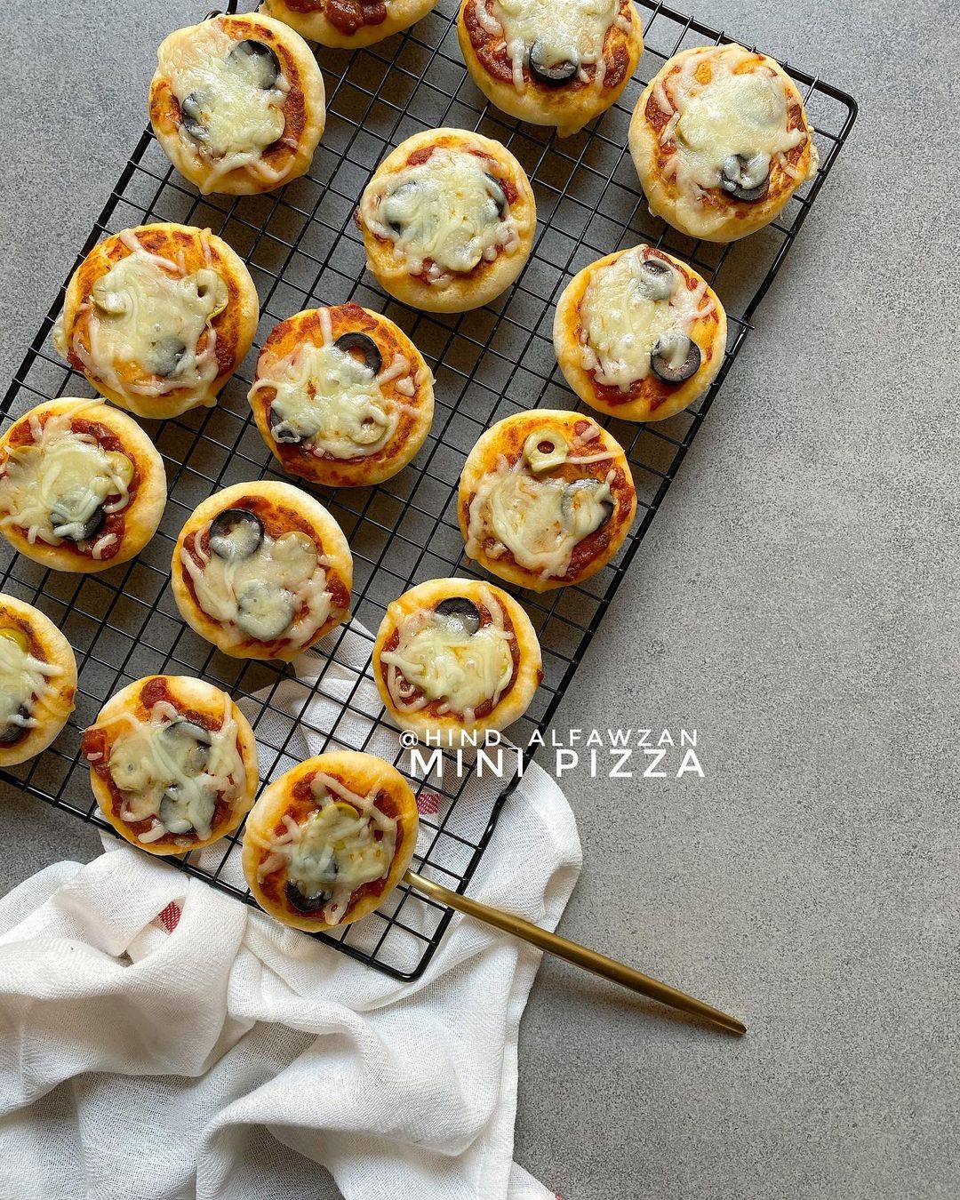 أقراص البيتزا ..
Mini pizza..
*المقادير والطريقة ..
~للعجينة:
- ٣ ملاعق سكر.