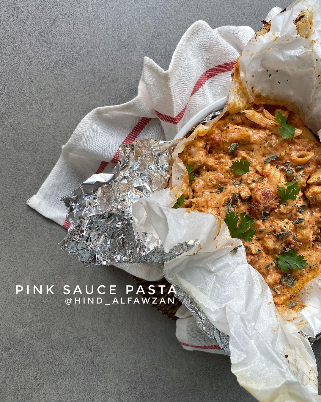 المكرونة بالصلصة الوردية
pink sauce pasta*المقادير والطريقة:
-في القليل من زيت