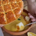 شوربة عدس المطاعم التركية مع خبزة رمضان التركية (البيدا)