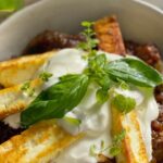 بطاطس مشوية مع جبنة حلومي