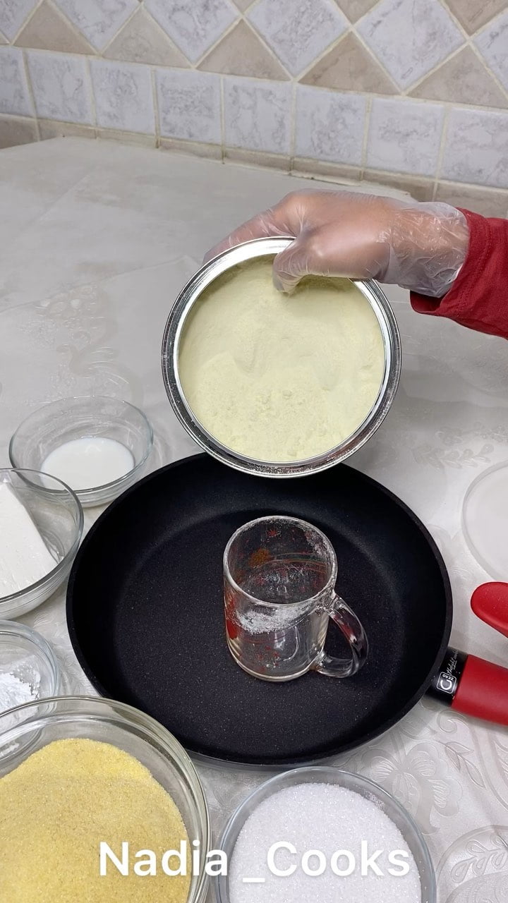 كوب ونص حليب بودر تطبخونه عالنار لين يشقر وتنخلونه.
انا بدلت المقلى ثلاث مرات
.