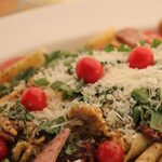 سلطة المكرونة والخضراوات