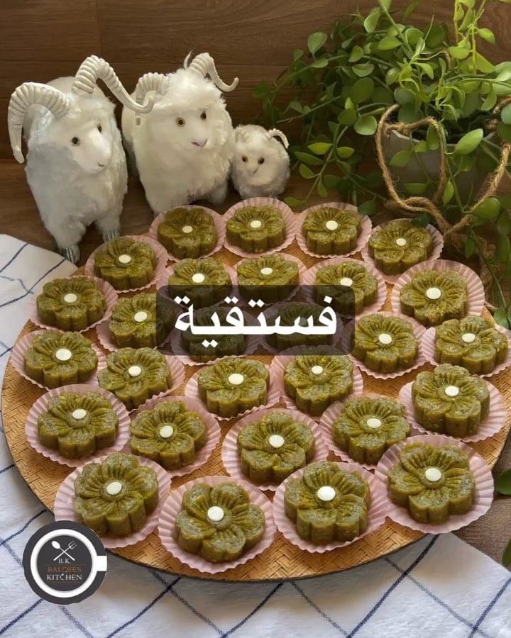 حلا الفستقية اسهل حلا تعمليه في العيد او للضيوف مع القهوة العربي
المقادير:
كوب