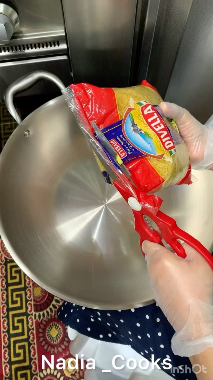 عيش بالشعيرية.
اول شي حمرتها بدون زيت واشزينها.
بعدها حمست بصله صغيره ويصير من غ