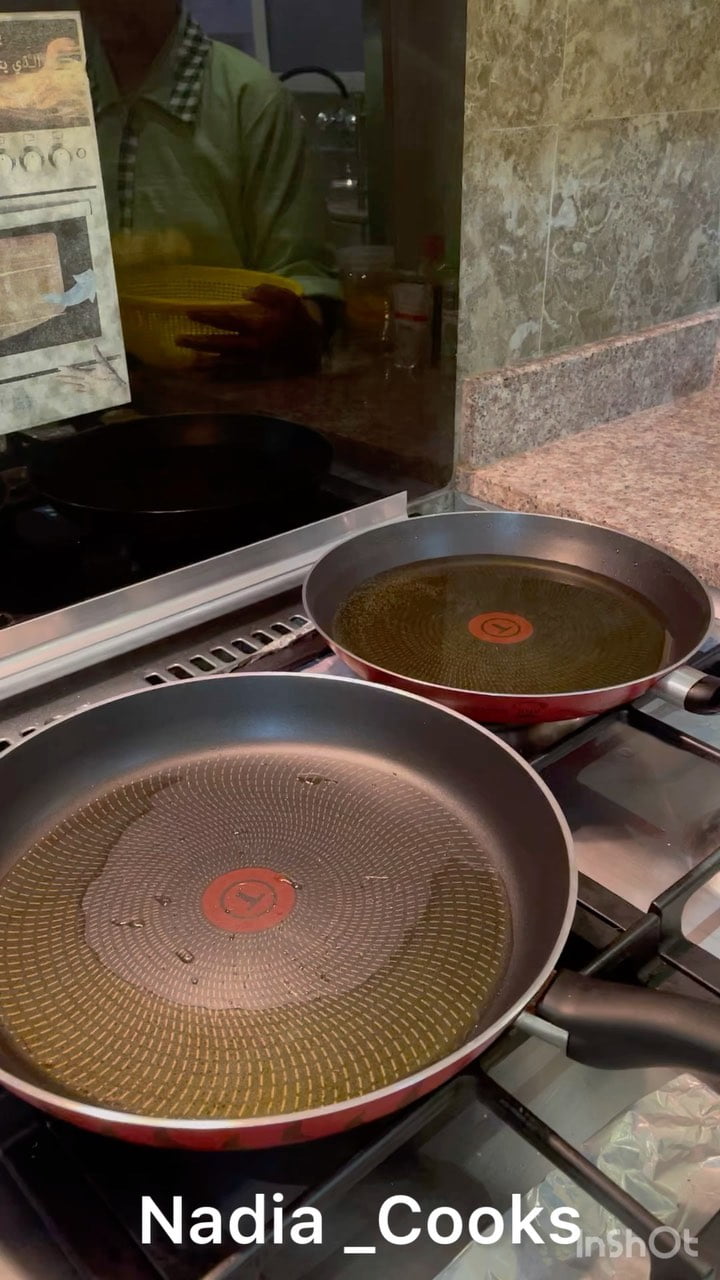 اول شي عجنت طحين البر للخبز.
كوب ونص طحين ماي حسب العجن ملح ملعقتين روب . ما يحت