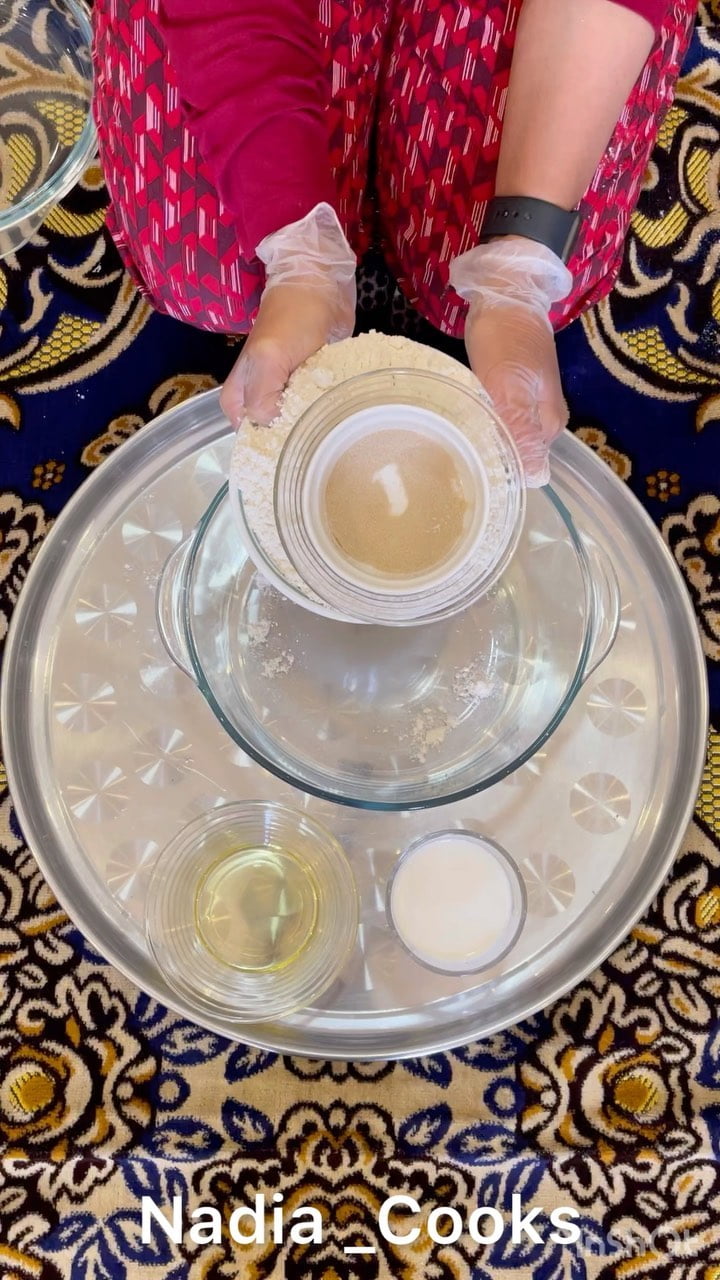 ثلاث اكواب طحين متعددالاستعمالات.
كوب ماي مع كوب الاربع حليب سائل
ثلاث ملاعق زي
