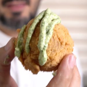 كرات البطاطس بصوص الكزبره