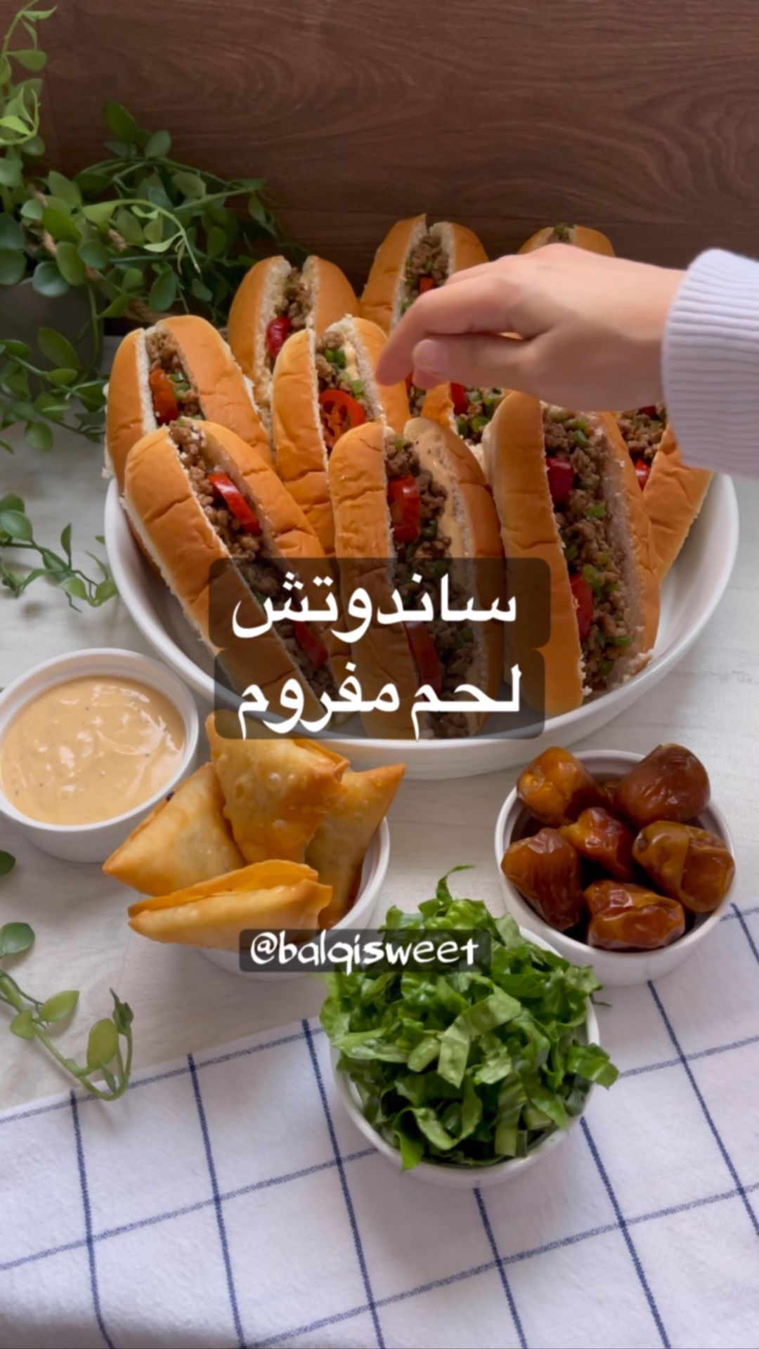 ساندويش اللحم المفروم
قدمتها عالفطور وكانت رهيييبه
الطريقة :
في تاوة احط زيت و