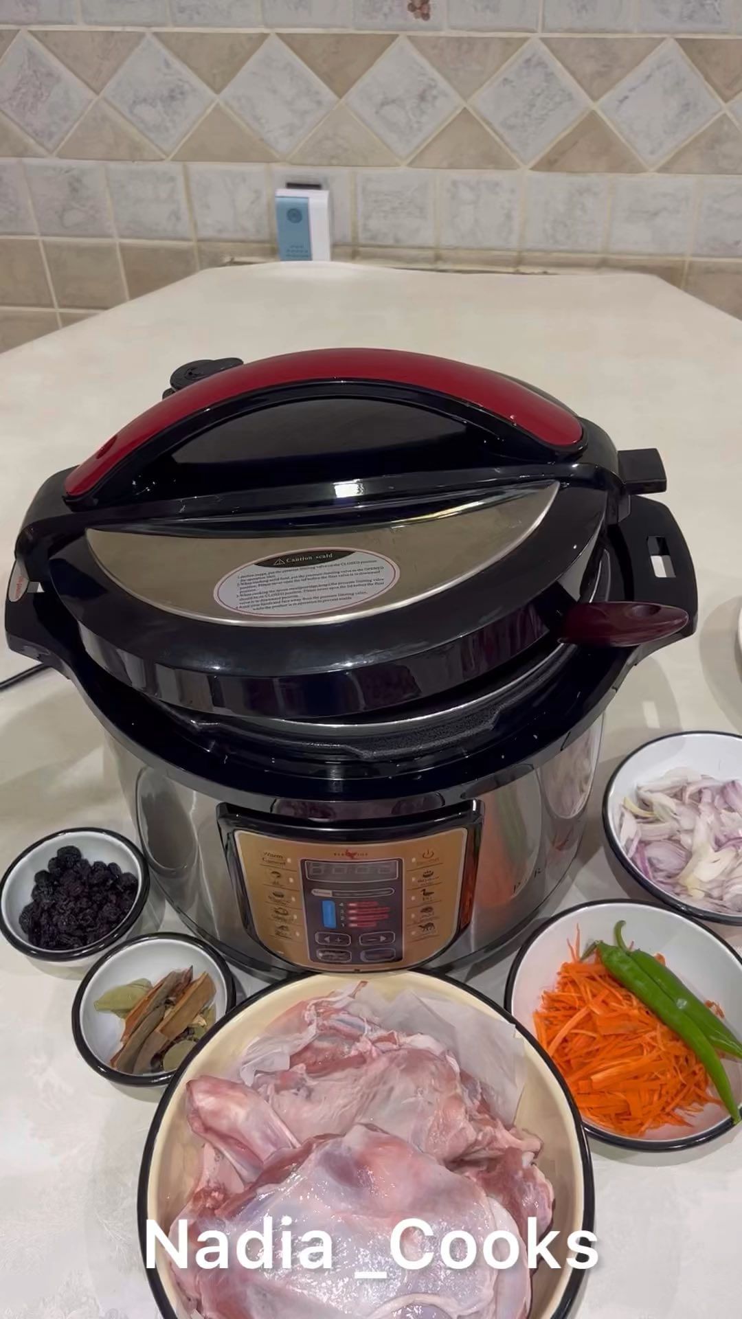 بخاري لحم .
اول مره اجرب اطبخ بهالجدر وبصراحة النتيجه روعه
والطبخ فيه حلو .
من و