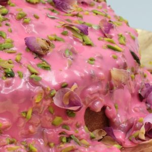 كيك بالفستق والورد