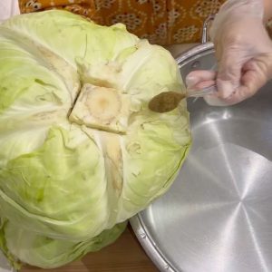 ملفوف بالصلصة الحمرا والفلفل