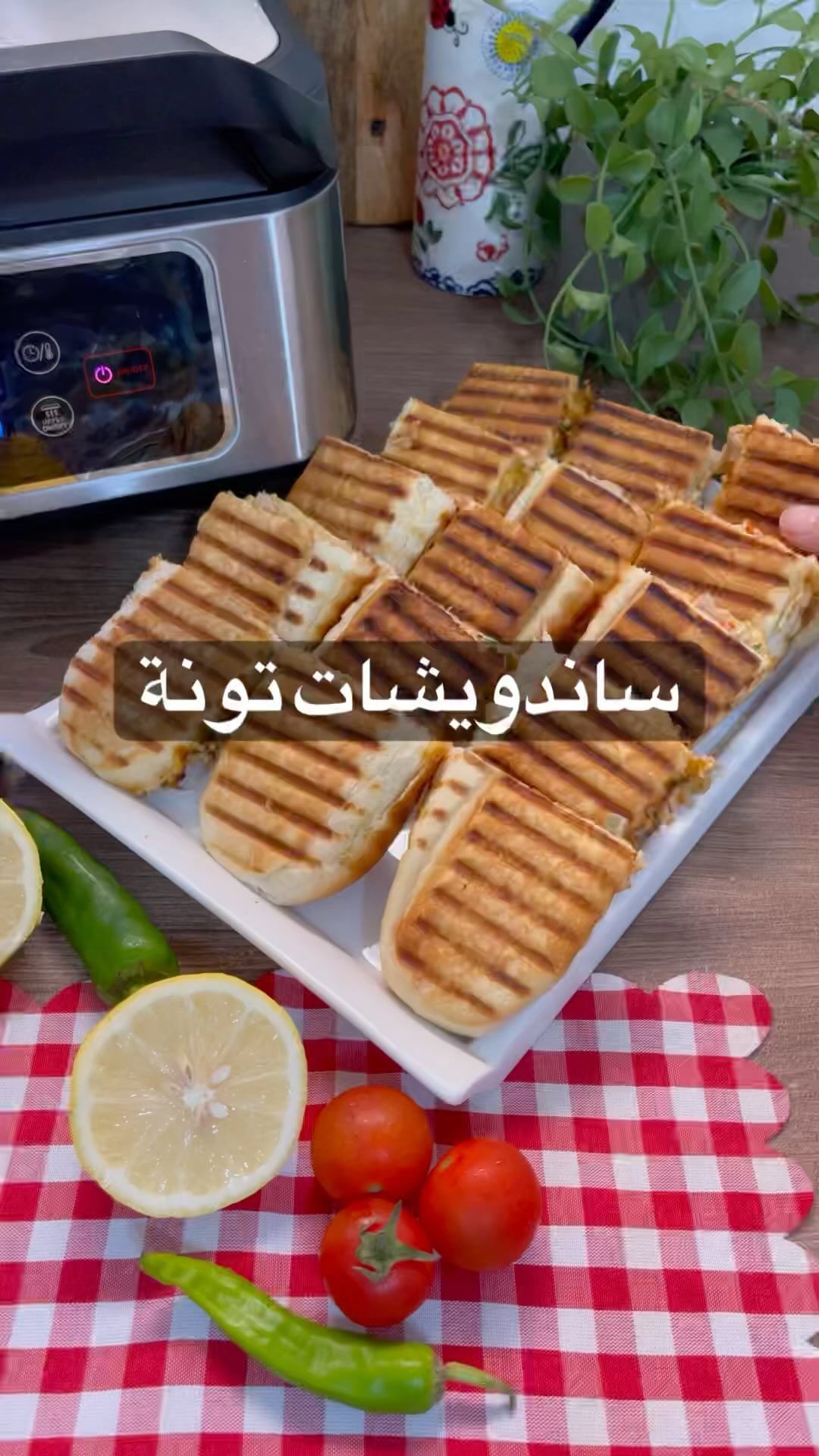 ساندويشات التونة الرهيبة:
اضع علبة تونة بالزيت وعلبة تونة ثانية بدون زيت
اضع عل