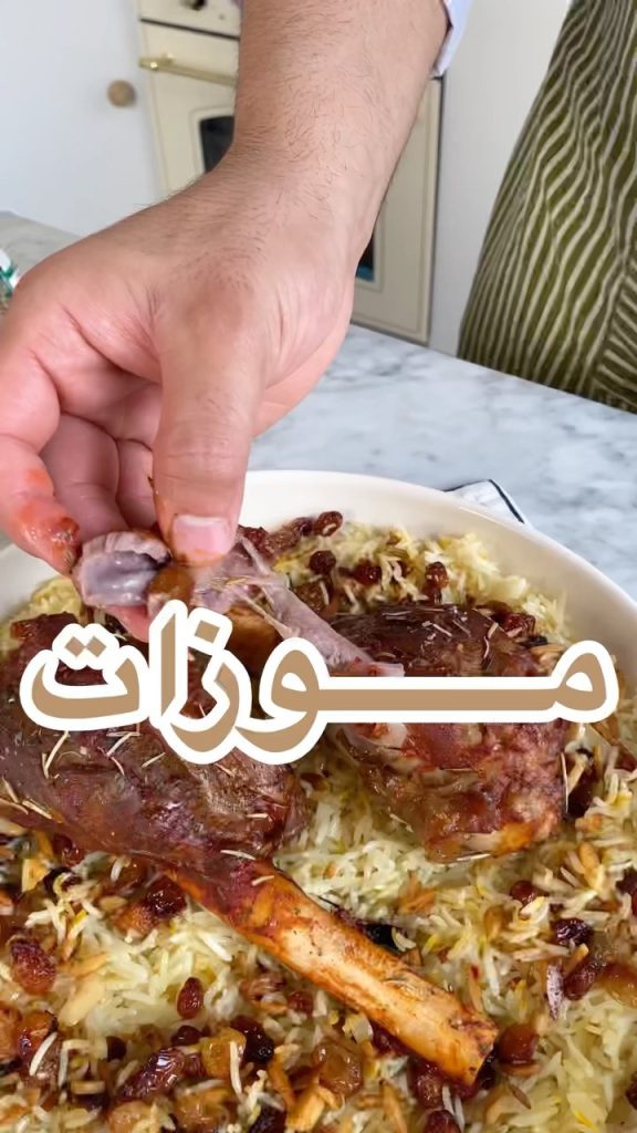 موزات لحم
.
.
المقادير:
بصل / ثوم / نعناع / إكليل الجبل / بقدونس مجفف / موزات ل