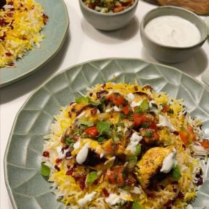 اوصال دجاج مع رز بالزعفران و الزرشك