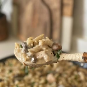 مكرونة بالفطر والدجاج