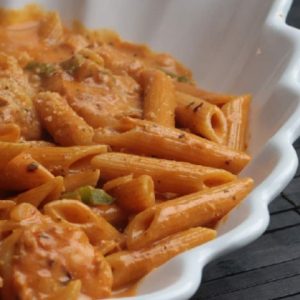 مكرونة بالجمبري والصوص الكريمي