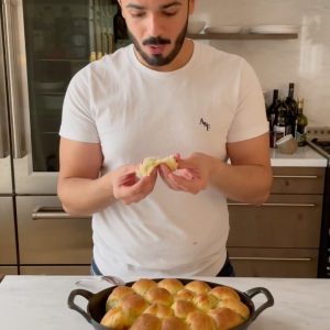 الخبز اللذيذ بالحليب والثوم والزبدة والروزماري