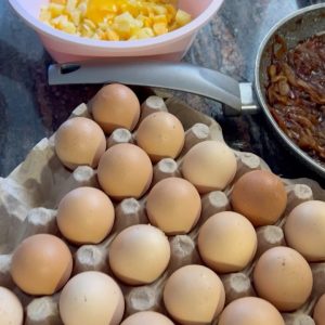 تقلاية كوسا مع سندويش بيض بالبصل المكرمل