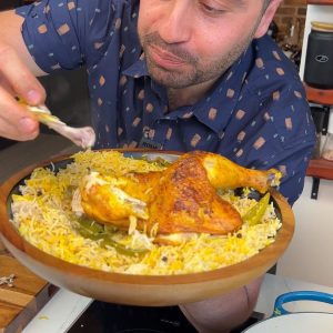 مندي يمني مدخن في البيت
