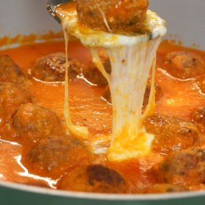 كرات اللحم بصلصة الفلفل مع النودلز